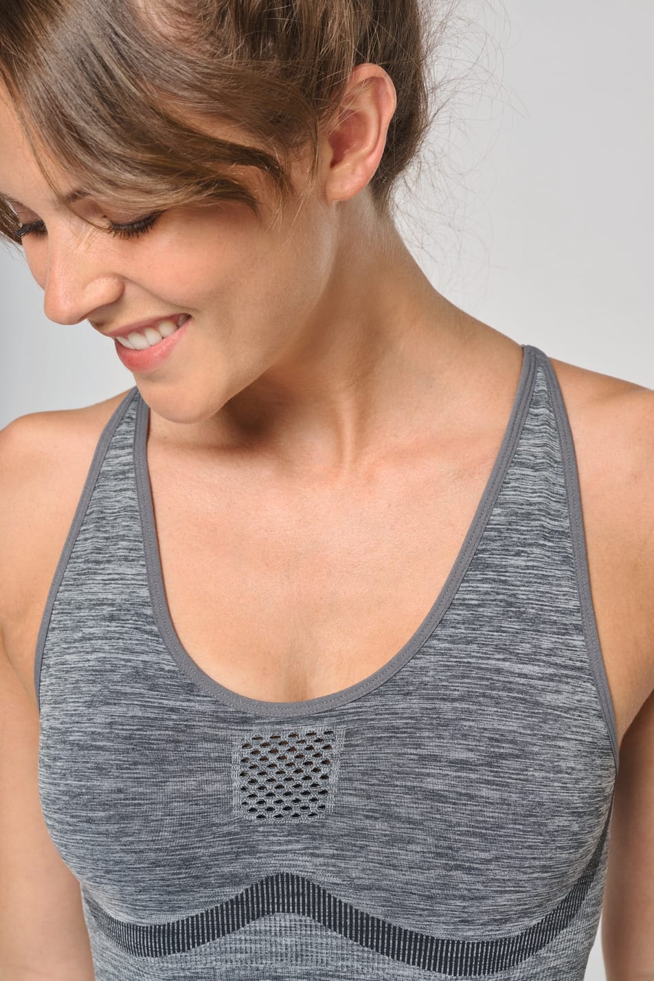 Valentine porte une brassière sans couture.