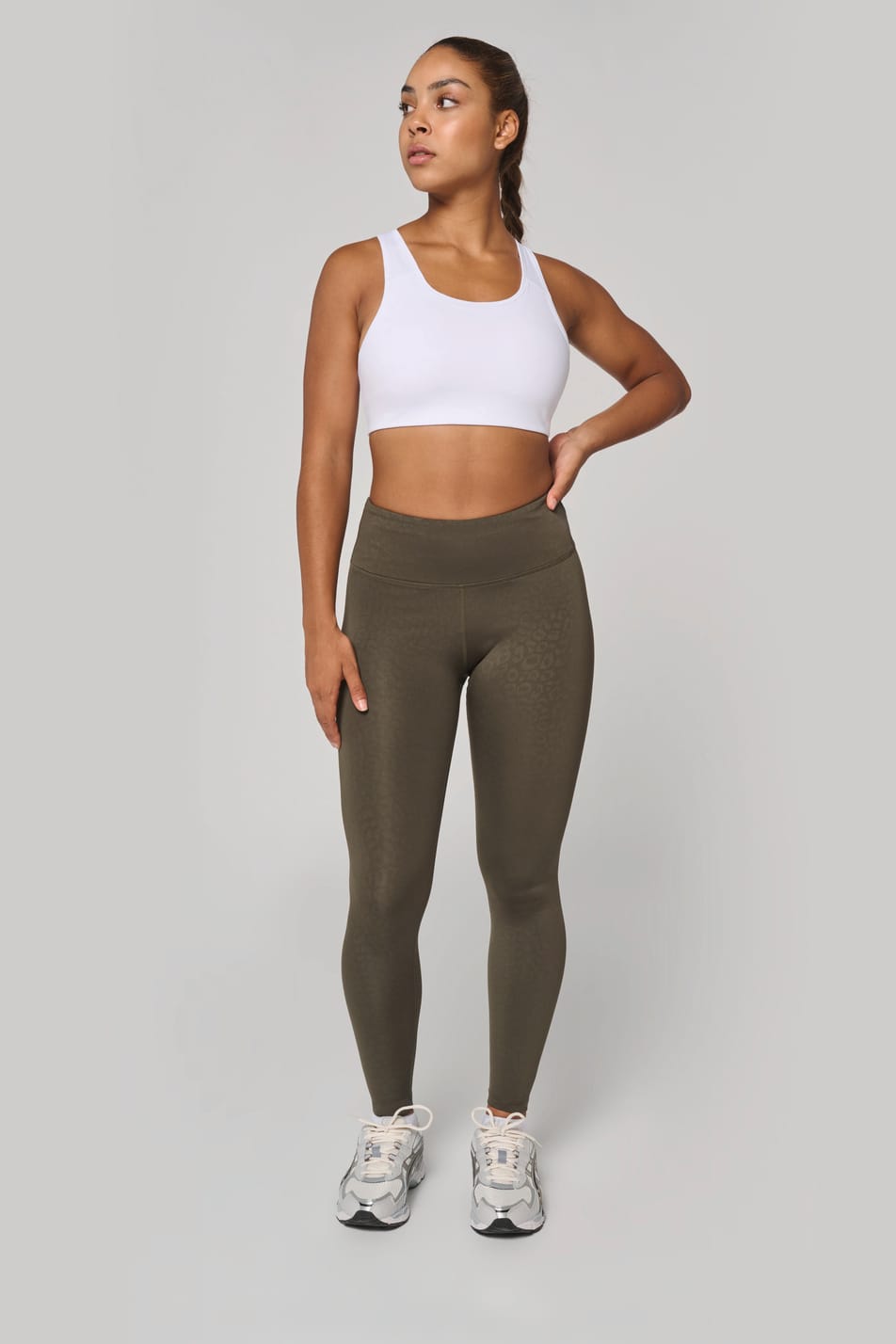 Legging écoresponsable porté par une femme