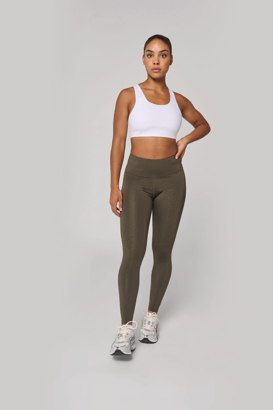 Legging écoresponsable porté par une femme