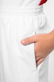 Enfant qui porte un short de sport performance White.