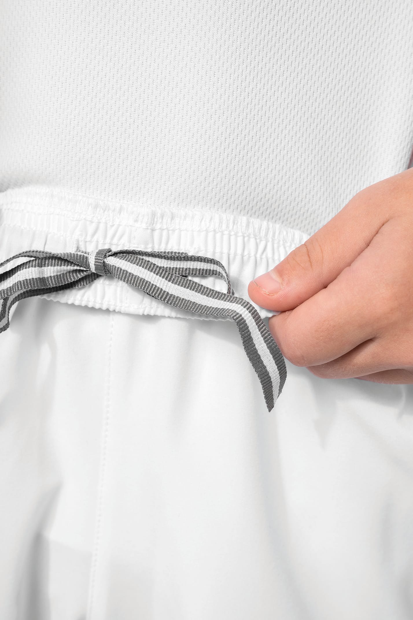 Enfant qui porte un short de sport performance White.