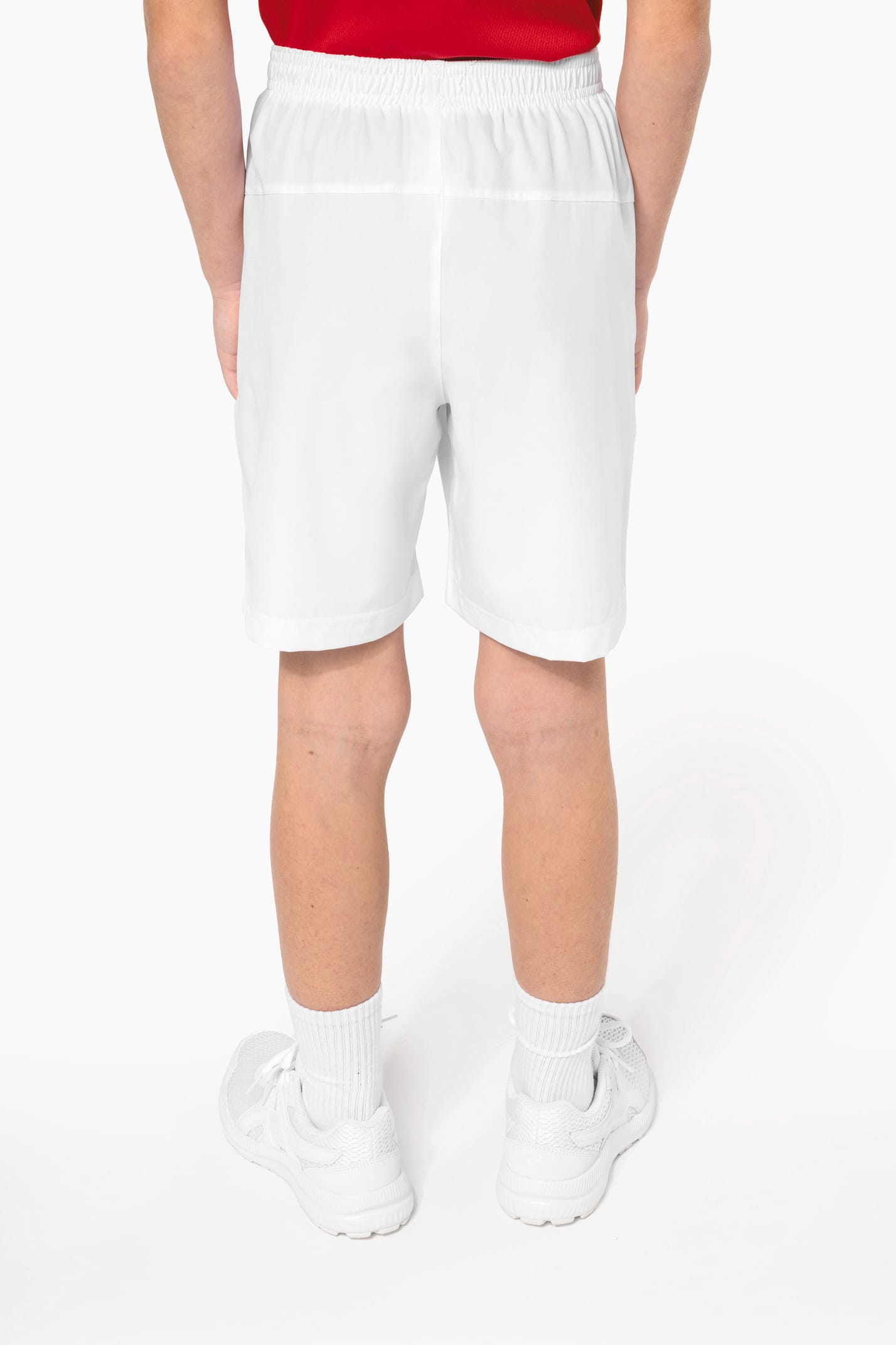 Enfant qui porte un short de sport performance White.