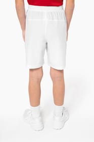 Enfant qui porte un short de sport performance White.