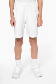 Enfant qui porte un short de sport performance White.