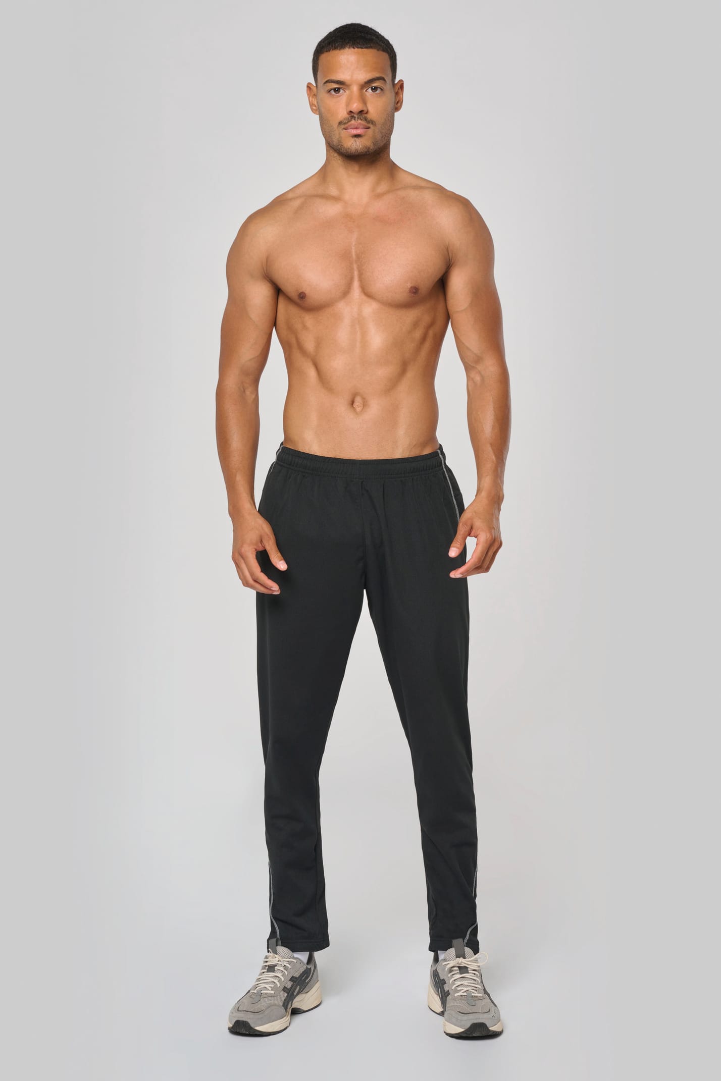 Théo porte un pantalon d'entraînement