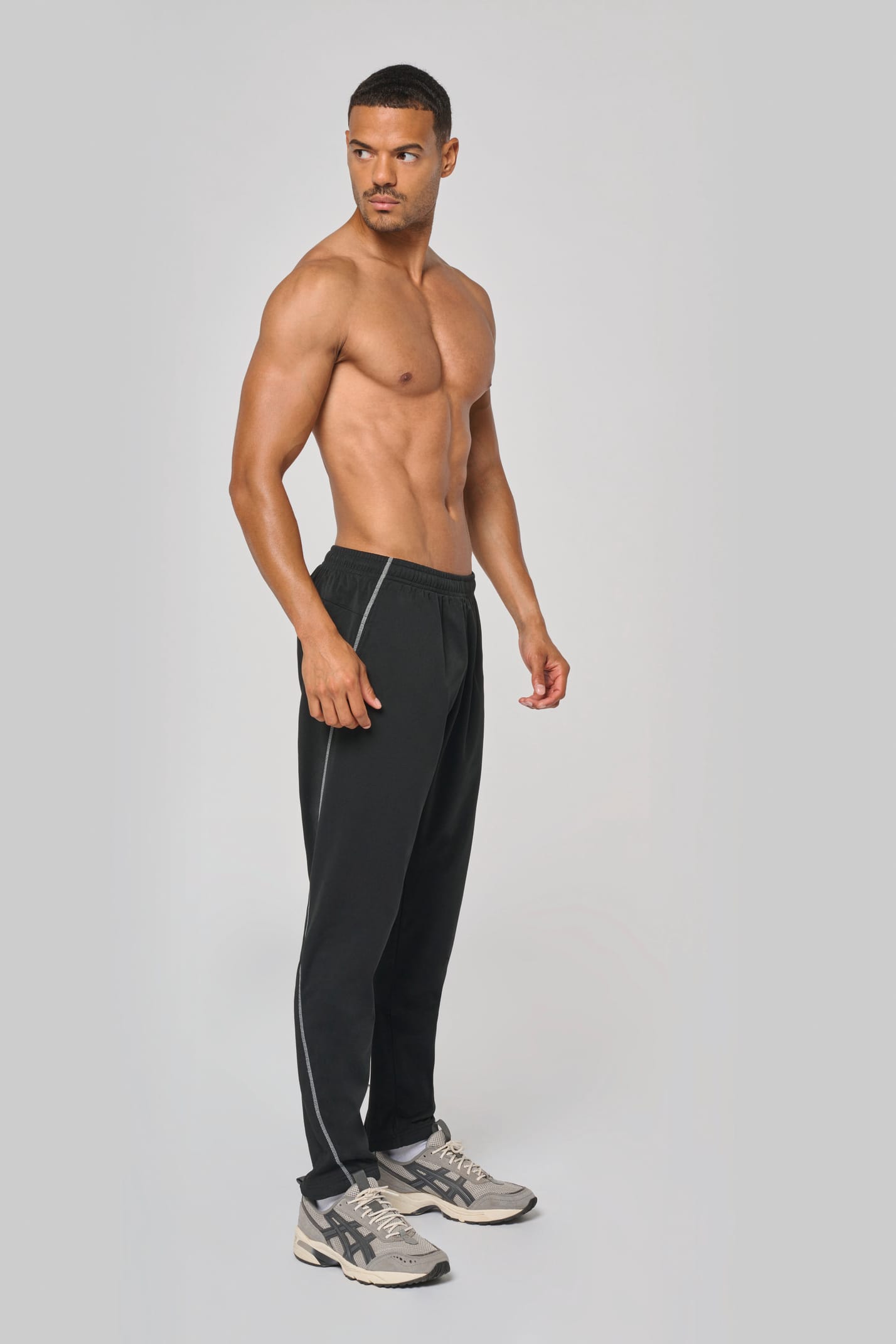Théo porte un pantalon d'entraînement