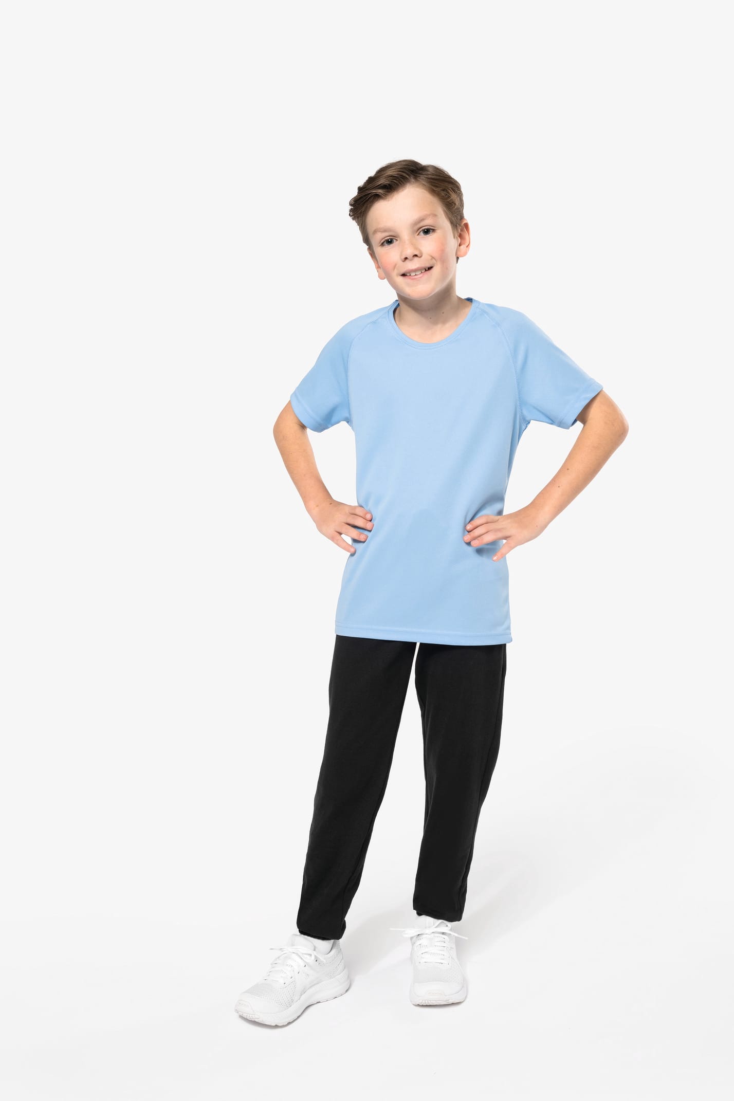 Jeune garçon qui porte un pantalon de jogging en coton léger enfant Black.