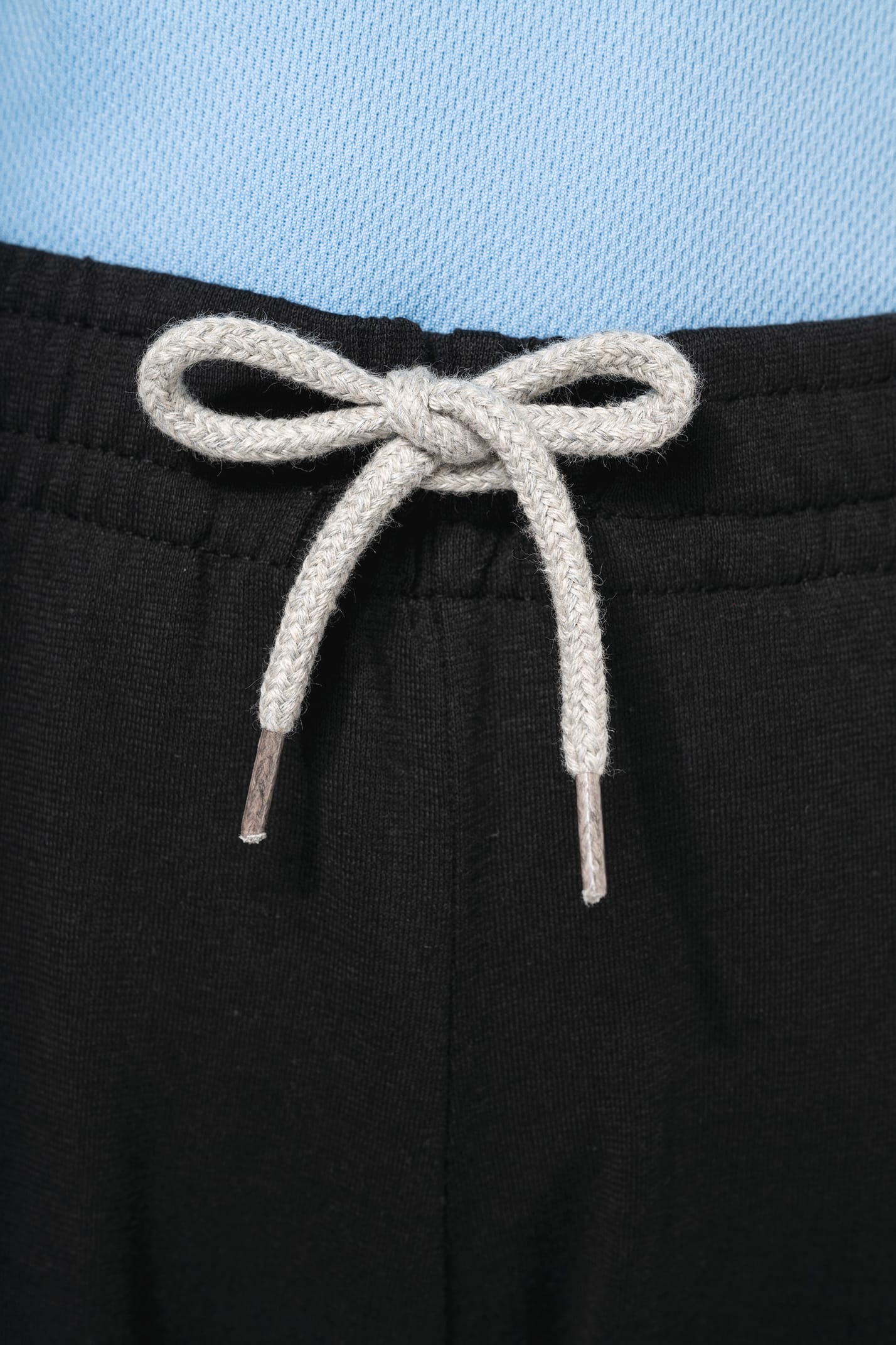 Jeune garçon qui porte un pantalon de jogging en coton léger enfant Black.