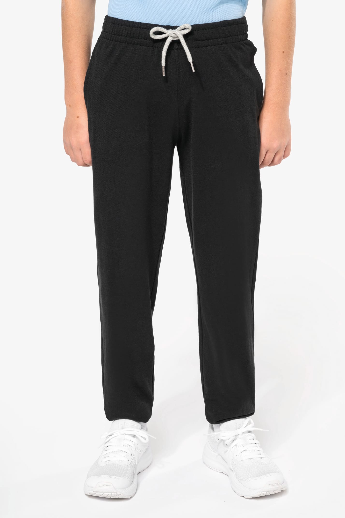 Jeune garçon qui porte un pantalon de jogging en coton léger enfant Black.