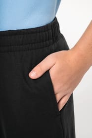 Jeune garçon qui porte un pantalon de jogging en coton léger enfant Black.