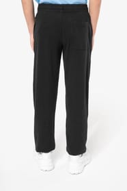 Jeune garçon qui porte un pantalon de jogging en coton léger enfant Black.