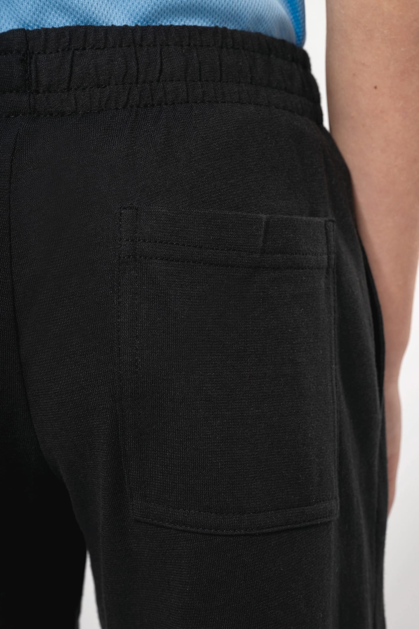 Jeune garçon qui porte un pantalon de jogging en coton léger enfant Black.
