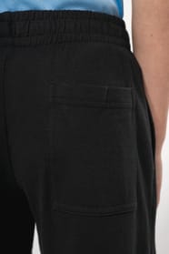 Jeune garçon qui porte un pantalon de jogging en coton léger enfant Black.