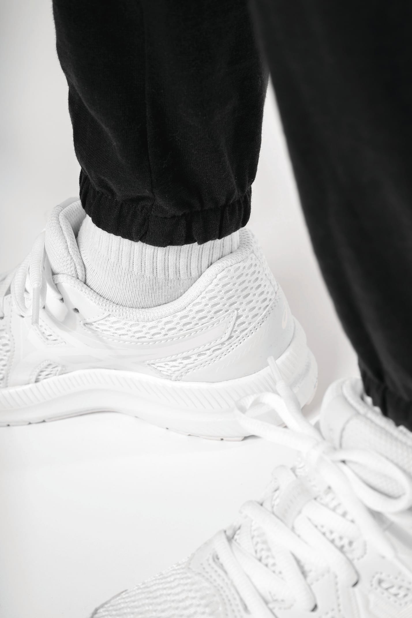 Jeune garçon qui porte un pantalon de jogging en coton léger enfant Black.
