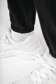 Jeune garçon qui porte un pantalon de jogging en coton léger enfant Black.