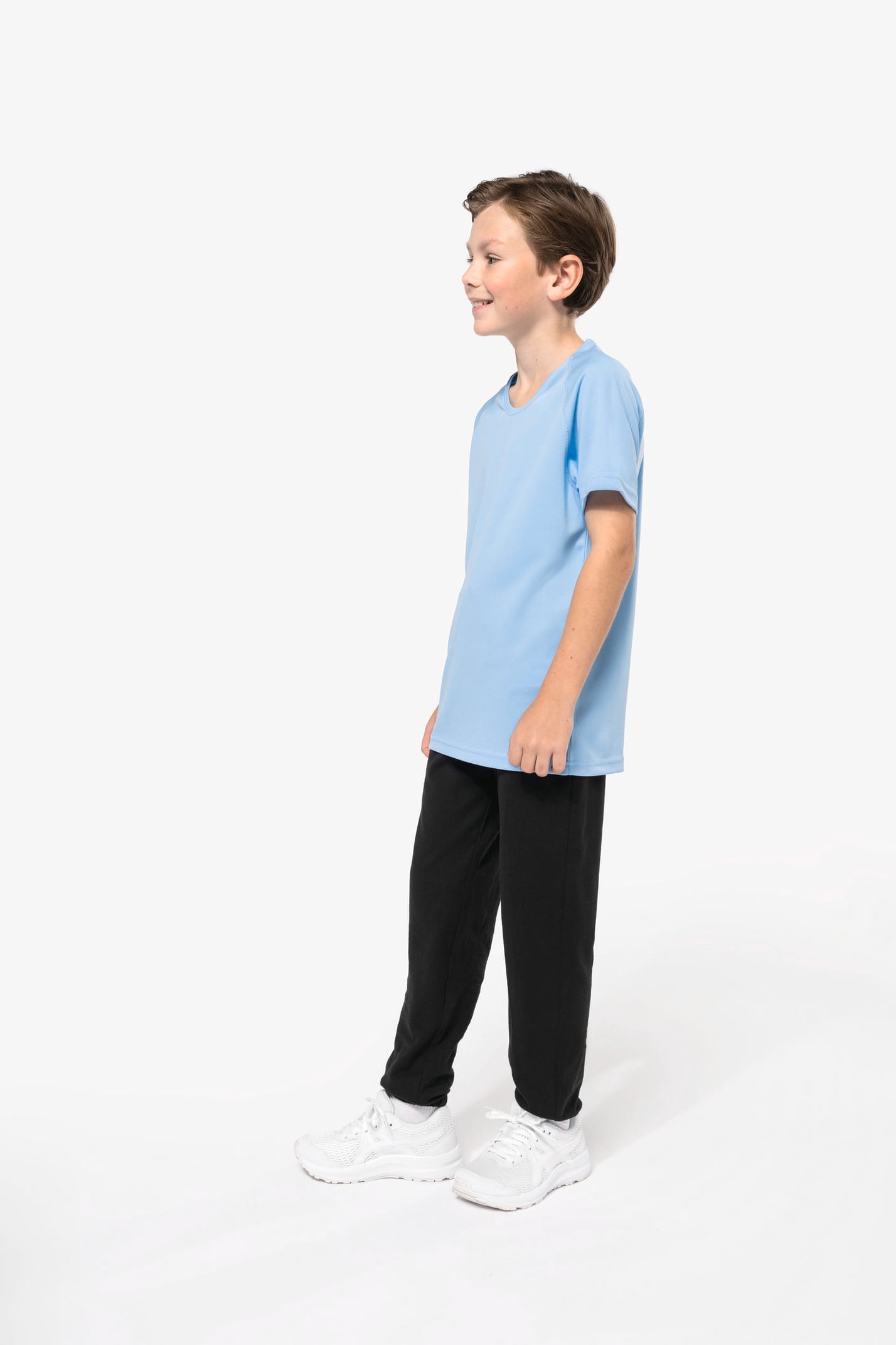 Jeune garçon qui porte un pantalon de jogging en coton léger enfant Black.