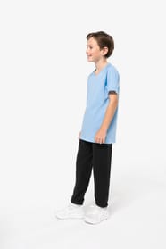 Jeune garçon qui porte un pantalon de jogging en coton léger enfant Black.
