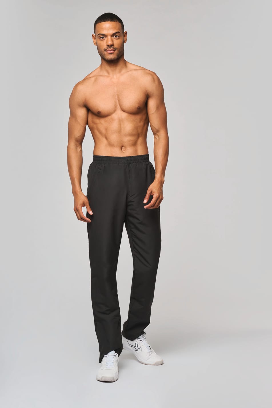Pantalon de survêtement porté par un homme