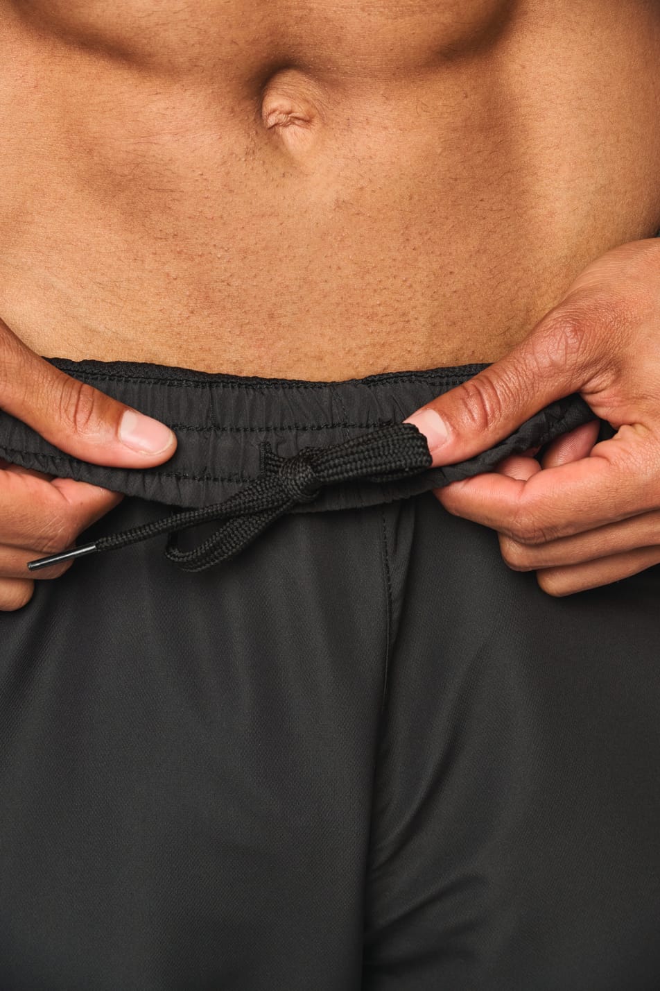 Détail ceinture du pantalon de survêtement noir.