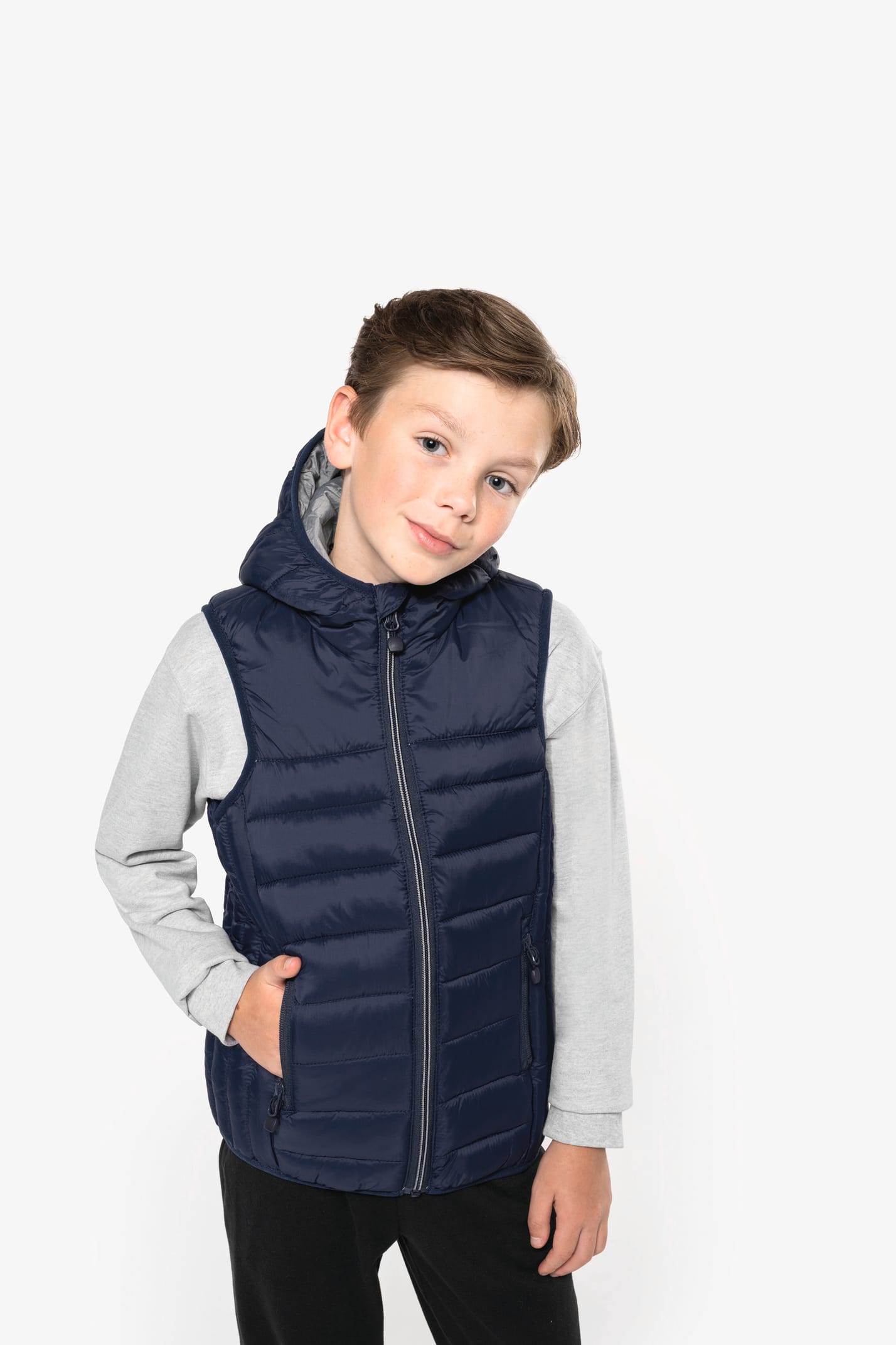 Jeune garçon châtain qui porte un bodywarmer à capuche Navy.