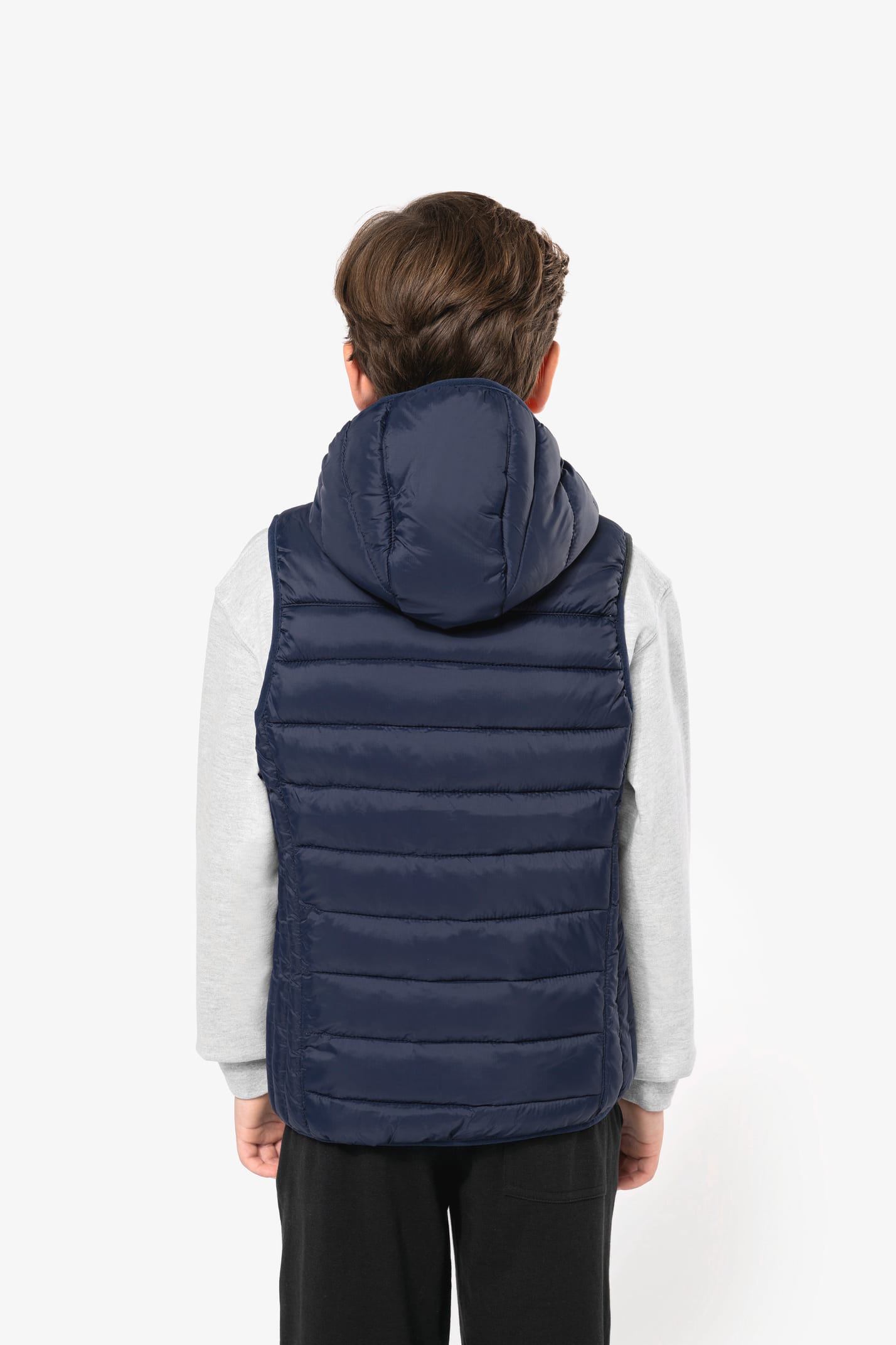 Jeune garçon châtain qui porte un bodywarmer à capuche Navy.