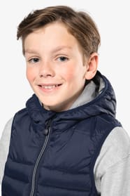 Jeune garçon châtain qui porte un bodywarmer à capuche Navy.