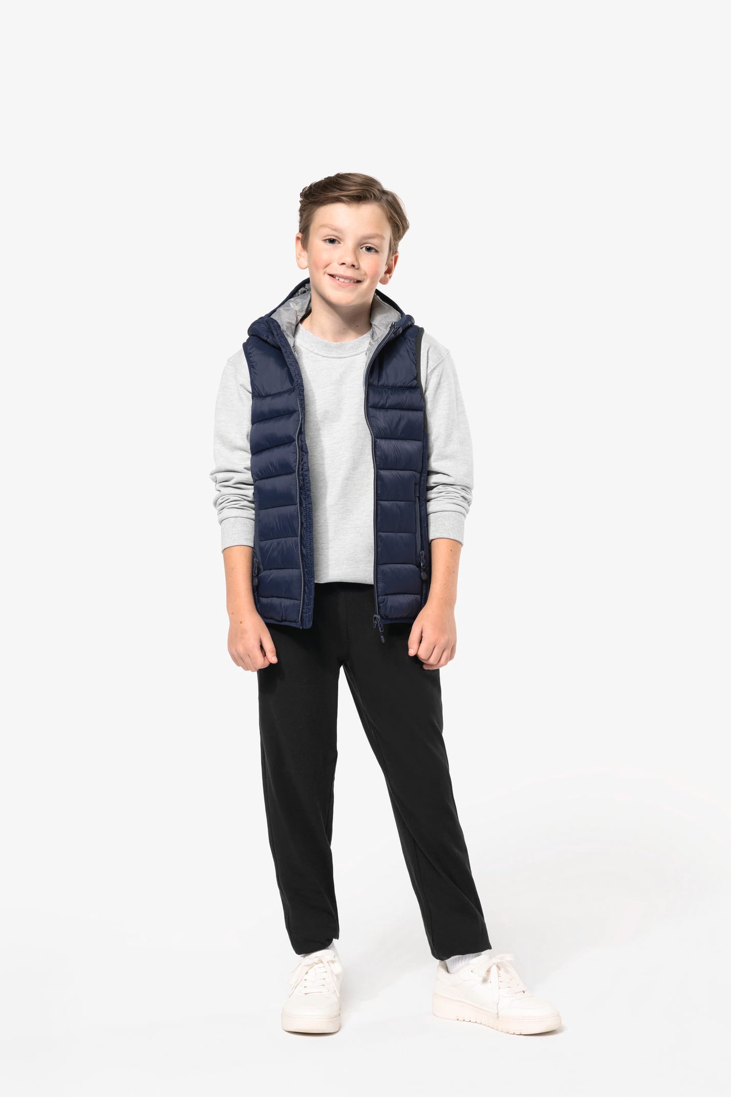 Jeune garçon châtain qui porte un bodywarmer à capuche Navy.