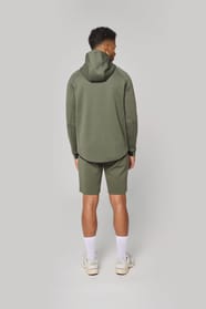 Veste à capuche performance et short porté par un homme