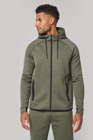 Veste à capuche performance porté par un homme