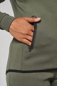 Veste à capuche performance et short porté par une femme