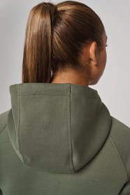 Veste à capuche performance et short porté par une femme