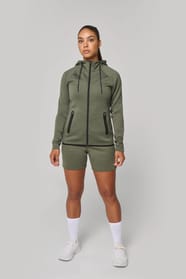 Veste à capuche performance et short porté par une femme