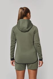 Veste à capuche performance et short porté par une femme