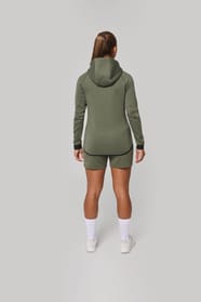 Veste à capuche performance et short porté par une femme