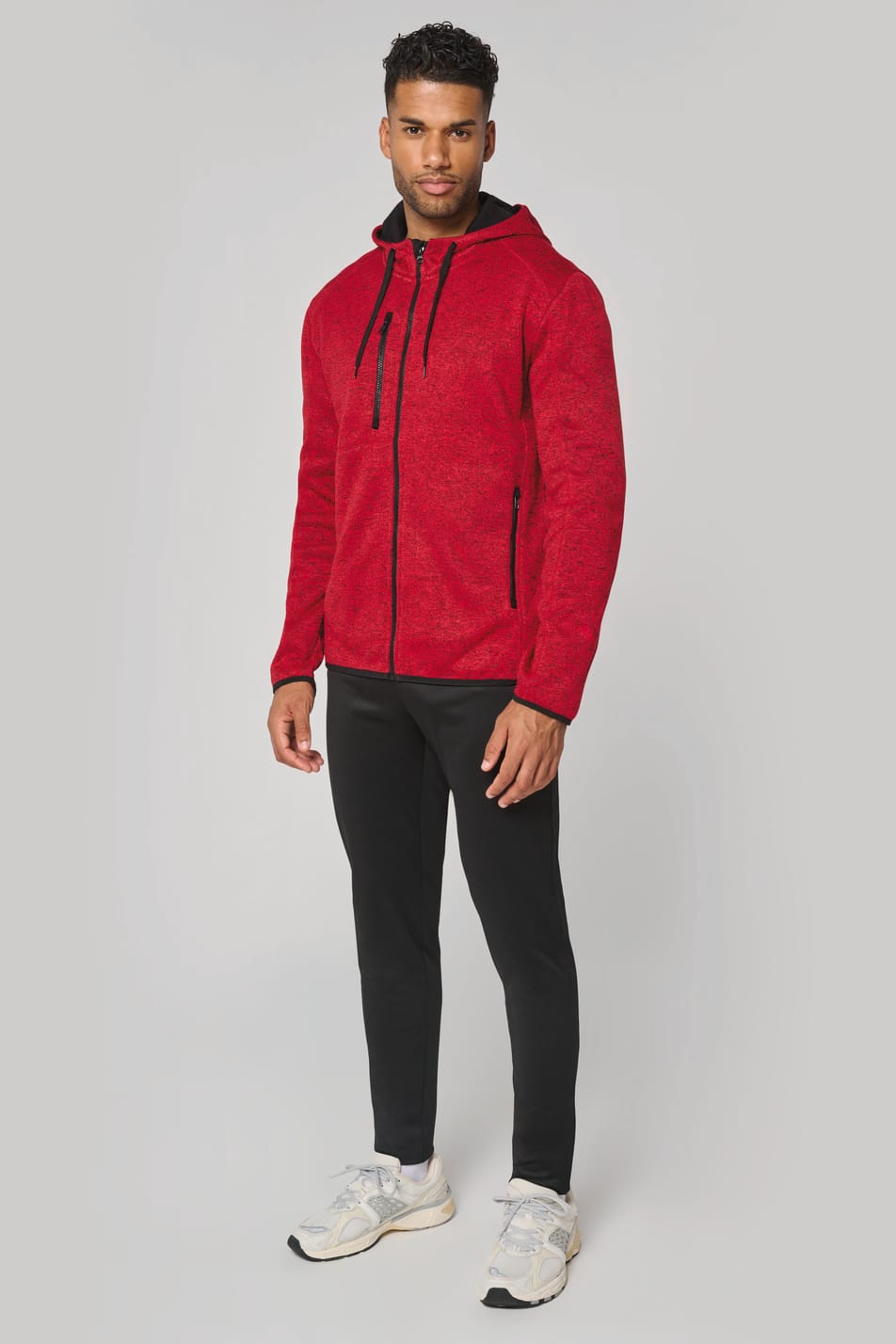 Veste à capuche chinée porté par un homme