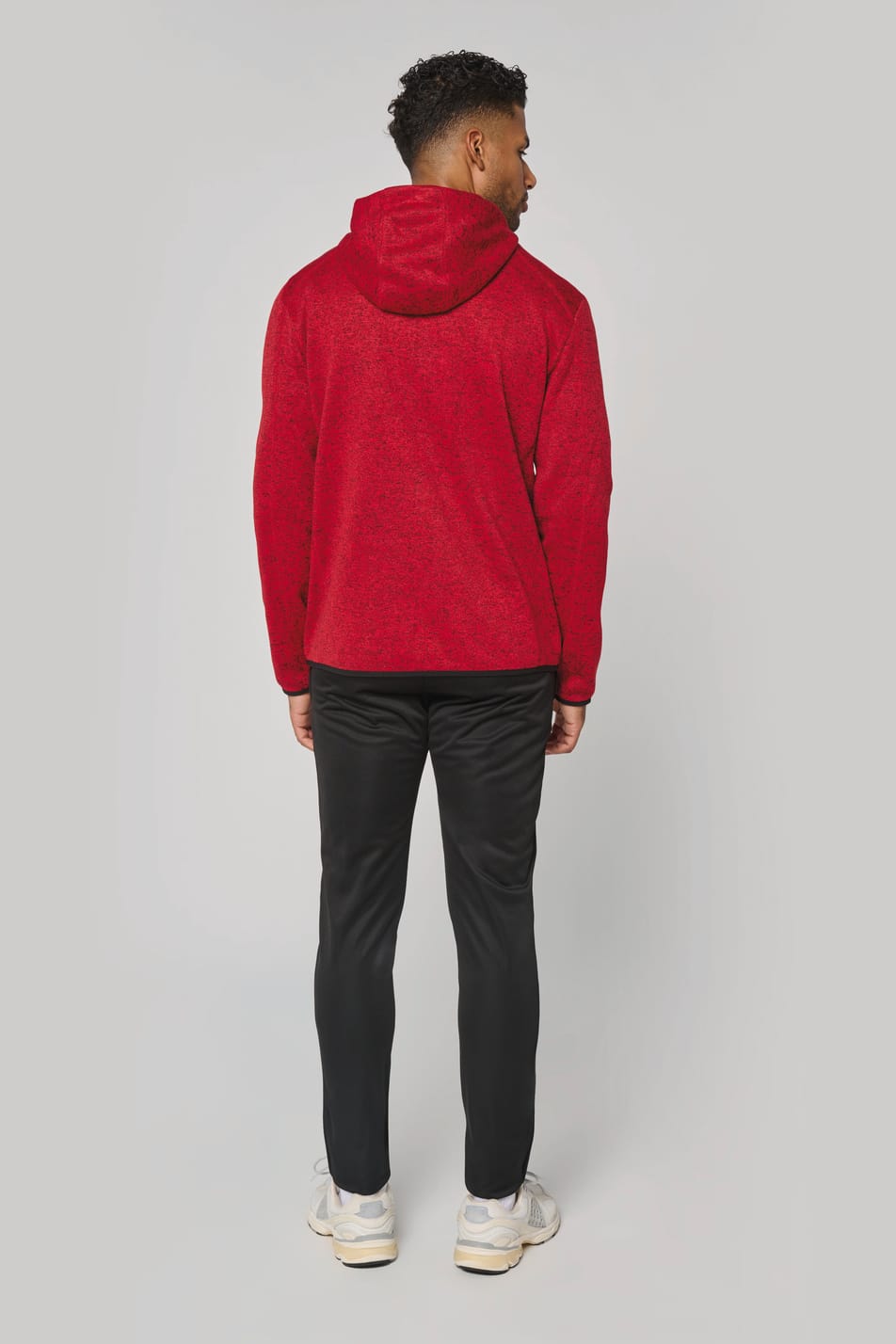Veste à capuche chinée porté par un homme
