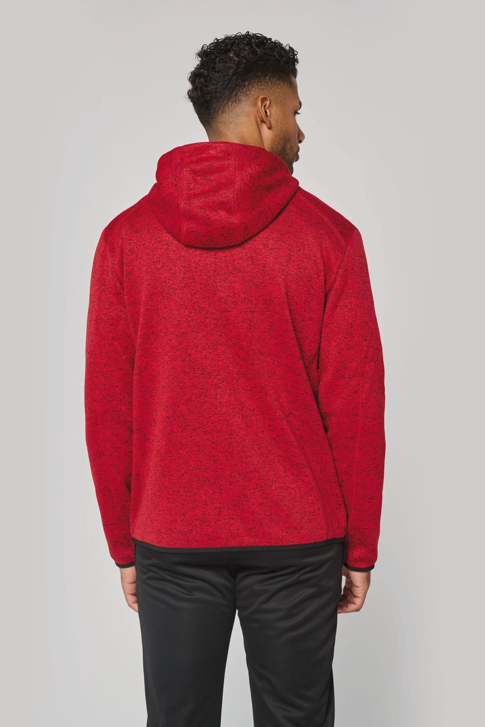 Veste à capuche chinée porté par un homme