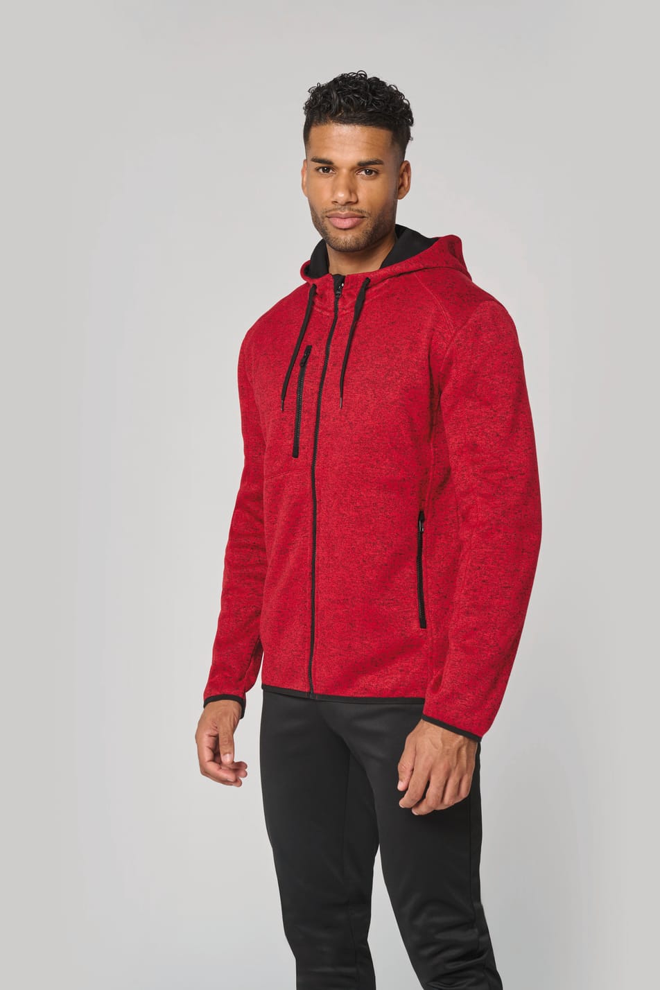 Veste à capuche chinée porté par un homme
