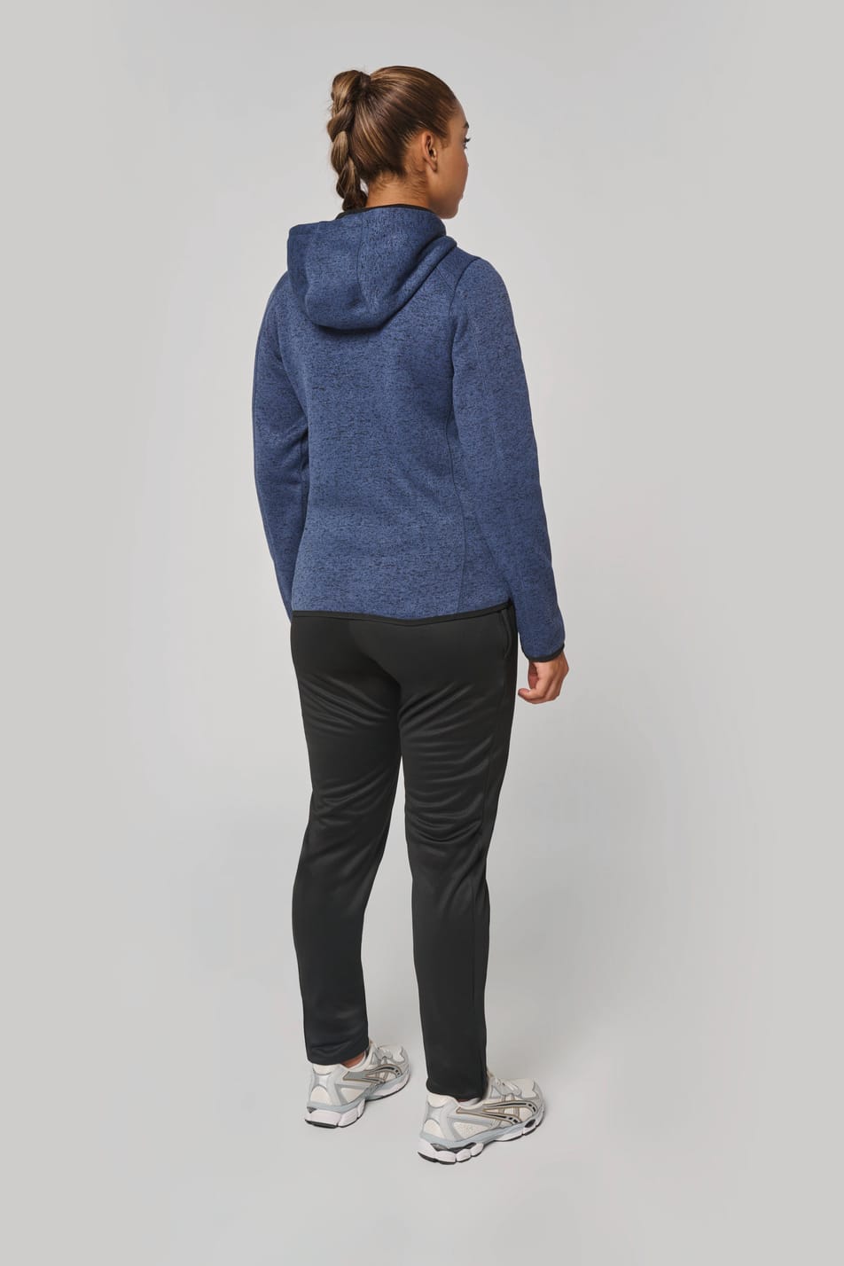 Veste à capuche chinée porté par une femme