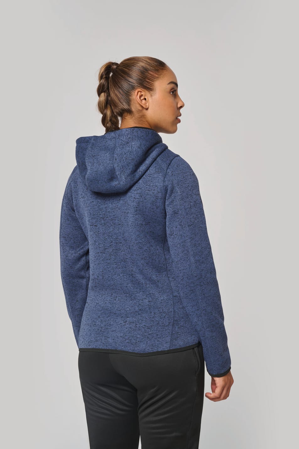 Veste à capuche chinée porté par une femme