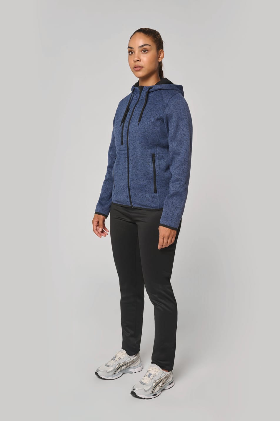 Veste à capuche chinée porté par une femme