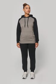 Sweat-shirt à capuche bicolore porté par une femme