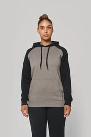 Sweat-shirt à capuche bicolore porté par une femme