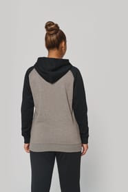 Sweat-shirt à capuche bicolore porté par une femme