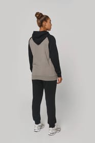 Sweat-shirt à capuche bicolore porté par une femme