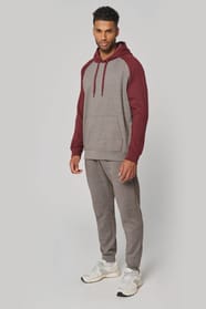Sweat-shirt à capuche bicolore porté par un homme