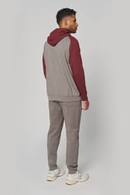 Sweat-shirt à capuche bicolore porté par un homme