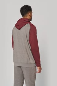 Sweat-shirt à capuche bicolore porté par un homme