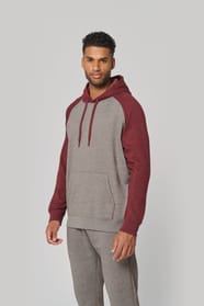 Sweat-shirt à capuche bicolore porté par un homme