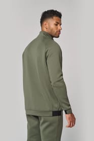 Veste à col montant porté par un homme